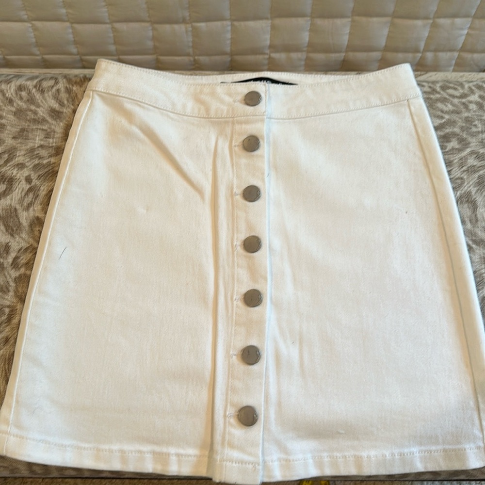 White button front stretch twill skirt